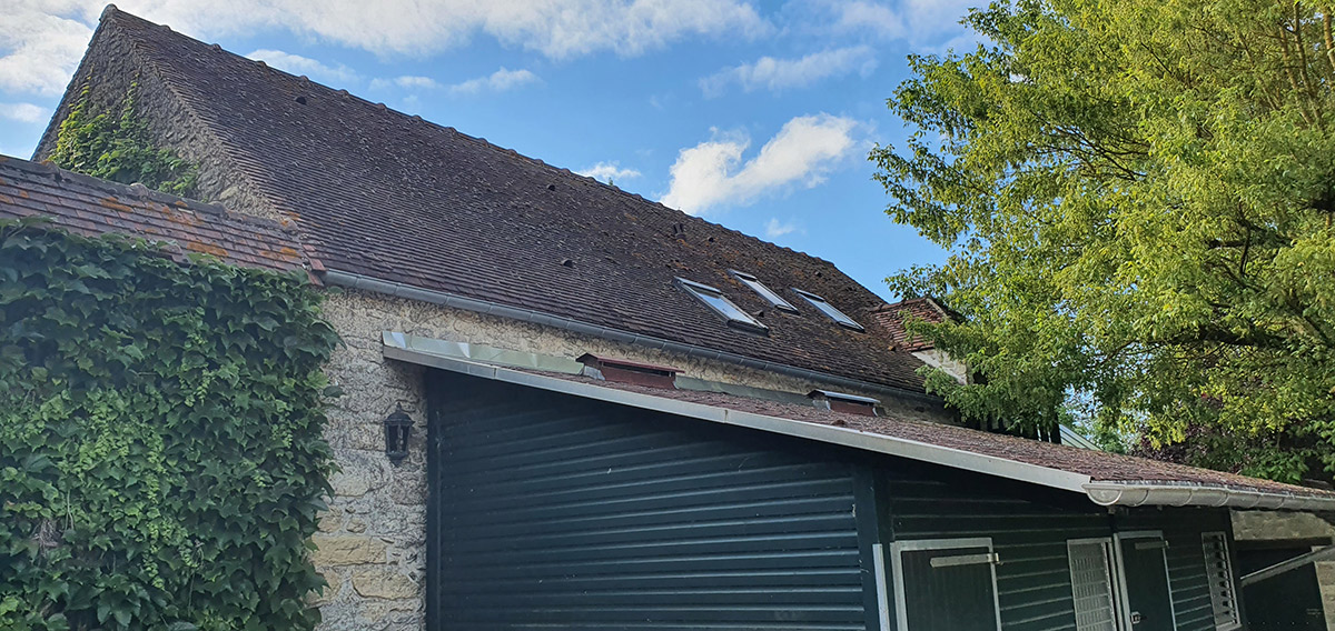 Entreprise de démoussage toit Val-d'Oise 95 : Confiez-nous le nettoyage de votre toiture ·